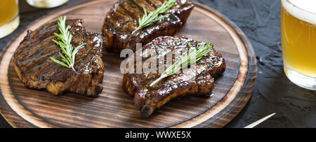 Appetitlich Grill Steaks und leichte Bier Stockfoto
