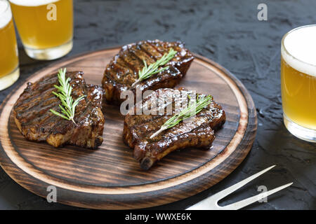 Appetitlich Grill Steaks und leichte Bier Stockfoto