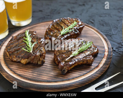 Appetitlich Grill Steaks und leichte Bier Stockfoto