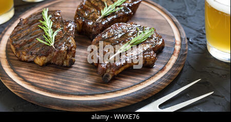 Appetitlich Grill Steaks und leichte Bier Stockfoto