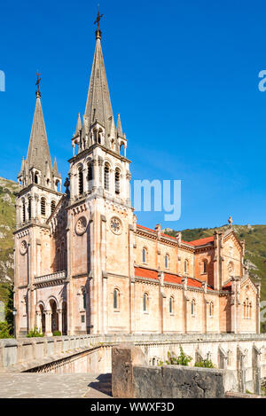 Kirche und Höhle der Anbetung, Covadonga ist ein Punkt des nördlich der Camino de Santiago route Stockfoto