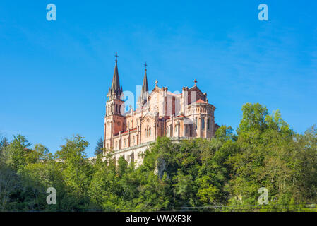 Kirche und Höhle der Anbetung, Covadonga ist ein Punkt des nördlich der Camino de Santiago route Stockfoto