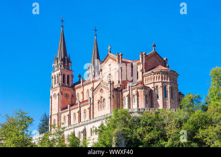 Kirche und Höhle der Anbetung, Covadonga ist ein Punkt des nördlich der Camino de Santiago route Stockfoto