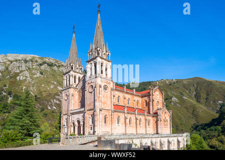 Kirche und Höhle der Anbetung, Covadonga ist ein Punkt des nördlich der Camino de Santiago route Stockfoto