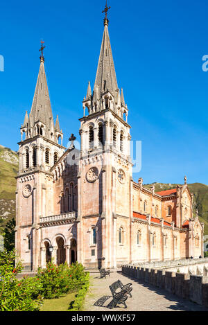 Kirche und Höhle der Anbetung, Covadonga ist ein Punkt des nördlich der Camino de Santiago route Stockfoto