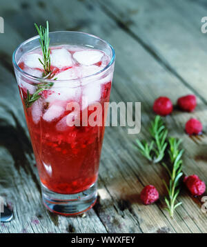 Alkohol Cocktail oder einem fruchtigen Cocktail trinken Rosmarin eingerichtet Stockfoto