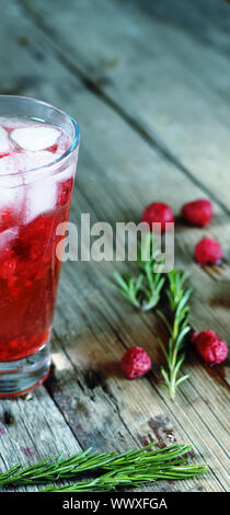 Alkohol Cocktail oder einem fruchtigen Cocktail trinken Rosmarin eingerichtet Stockfoto