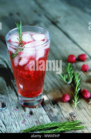 Alkohol Cocktail oder einem fruchtigen Cocktail trinken Rosmarin eingerichtet Stockfoto