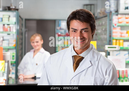 Porträt von männlichen Apotheker Blick in die Kamera und lächelnd Stockfoto