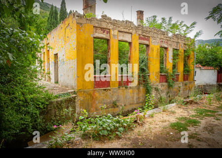 Krieg beschädigte Gebäude in Mostar Stockfoto