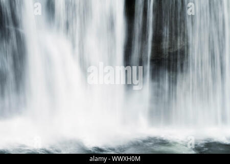 Auszug aus fließendes Wasser aus einem Wasserfall. Stockfoto