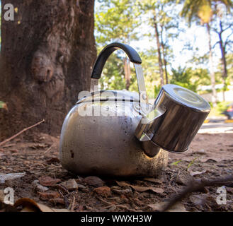 Camping Wasserkocher und Tassen auf dem Waldboden Stockfoto