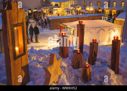 Romantische Weihnachtsmarkt in Bayern mit Holzhütten im Schnee Stockfoto