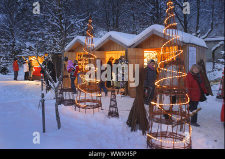Romantische Weihnachtsmarkt in Bayern mit geschmückten und beleuchteten Hütten im Schnee Stockfoto