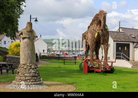 KIRKCUDBRIGHT, Schottland - August 13, 2019: Blick von Fisherman's Grün auf dem Ponton Marina in Kirkcudbright Hafen Stockfoto