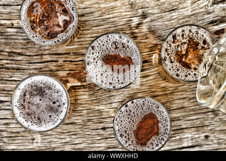 Bier zapfen. Blick von oben. Nahaufnahme Stockfoto