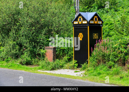 CAPPERCLEUCH, Schottland - 15. AUGUST 2019: Vintage Automobile Association am Straßenrand Aufschlüsselung callbox an der Seite eines Schottischen Country Road Stockfoto