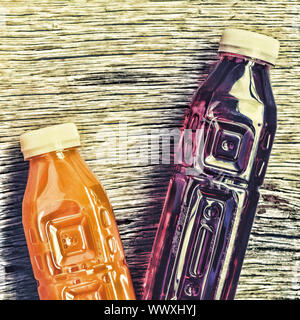 Verschiedene frische Gemüse Entgiftung Säfte, bunte Smoothies in der Flasche auf einer hölzernen grauen Hintergrund. Stockfoto