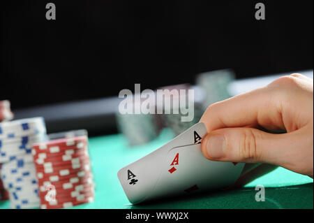 Spieler, die den Blick auf ein Pocket-paar Asse im Pokerspiel Texas Hold Stockfoto
