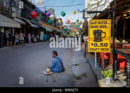 Deaktivieren Mann um Geld betteln in Pub Street in Siem Reap Kambodscha Stockfoto
