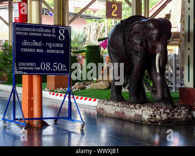 Chiang Mai Bahnhof Plattform für Express Zug nach Bangkok Stockfoto