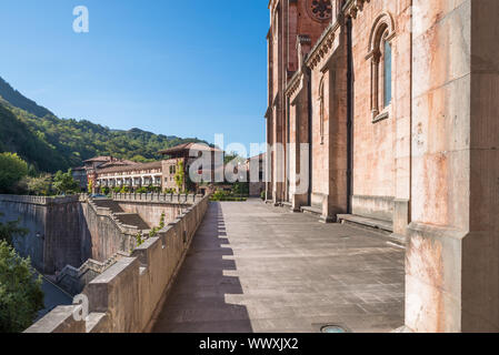 Kirche und Höhle der Anbetung, Covadonga ist ein Punkt des nördlich der Camino de Santiago route Stockfoto