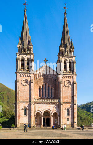 Kirche und Höhle der Anbetung, Covadonga ist ein Punkt des nördlich der Camino de Santiago route Stockfoto