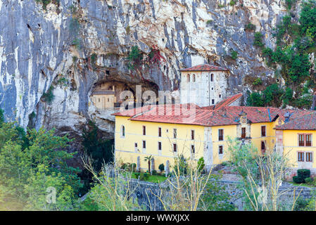 Kirche und Höhle der Anbetung, Covadonga ist ein Punkt des nördlich der Camino de Santiago route Stockfoto