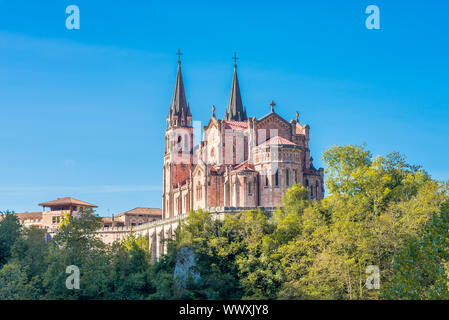 Kirche und Höhle der Anbetung, Covadonga ist ein Punkt des nördlich der Camino de Santiago route Stockfoto