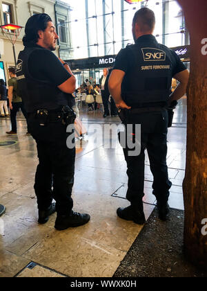 Der Polizeibeamte die Abschirmung an Sainy-Charle Station, Marseille, Bouches-du-Rhône, PACA, Frankreich Stockfoto