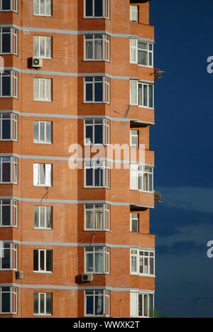 Architektonische abstrakt moderne Multi-Wohnungen Gebäude in einen Sonnenuntergang (Neuentwicklung) Stockfoto