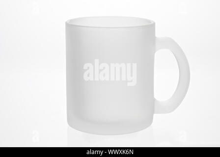 Leere weiße Tasse isoliert auf einem weißen Hintergrund. Mattglas. Stockfoto