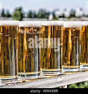 Basteln Sie ein Bier in einen Krug und ein Glas. Sommer. Stockfoto