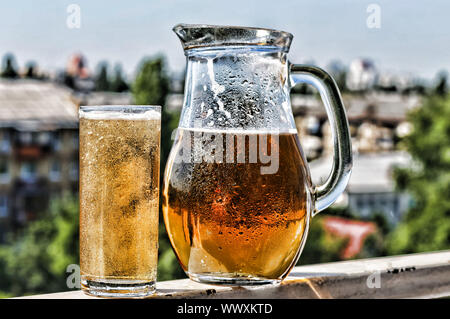 Basteln Sie ein Bier in einen Krug und ein Glas. Sommer. Stockfoto