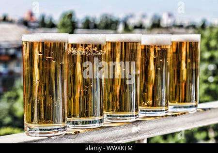 Basteln Sie ein Bier in einen Krug und ein Glas. Sommer. Stockfoto