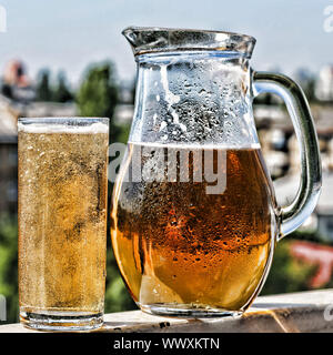 Basteln Sie ein Bier in einen Krug und ein Glas. Sommer. Stockfoto