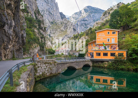 Guest House in Poncebos am Fluss Rio Cares im Nationalpark Picos de Europa Stockfoto