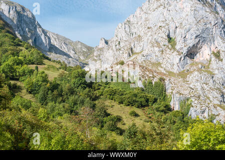 Bulnes ist ein Weiler in der Gebirgskette Picos de Europa Stockfoto