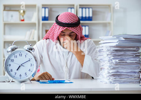 Arabische Geschäftsmann, die im Büro tun Schreibarbeit mit Pi Stockfoto