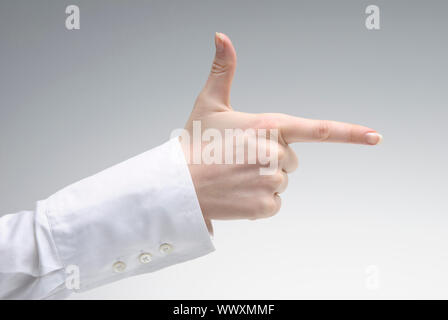 Frau mit Pistole Handsymbol auf hellem Hintergrund Stockfoto