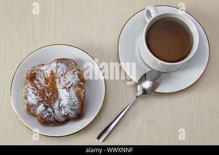 Eine Tasse Kaffee und Zimt auf einen hölzernen Tisch. Die Aussicht von oben. Stockfoto