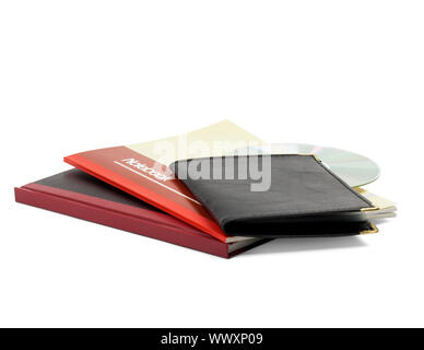 Verschiedene Notebooks und Cd auf weißem Hintergrund Stockfoto