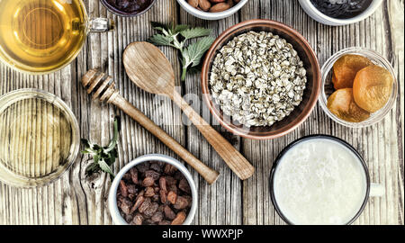 Gesundes Frühstück. Zutaten für Müsli oder Müsliriegel in bunten Schalen. Ansicht von oben. Stockfoto
