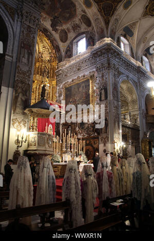 Bridemaids mit traditionellem Kopfschmuck in der Pfarrkirche Santa Maria Magdalena Stockfoto