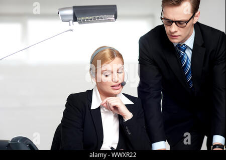 Weibliche Sekretärin, Chef im Büro zu erklären Stockfoto