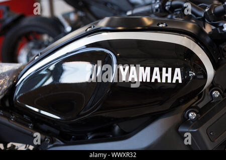 Russland, Izhevsk - August 23, 2019: Yamaha Showroom. Logo der Yamaha auf Benzin tank von neuen modernen Motorrad. Auf der ganzen Welt bekannt. Stockfoto