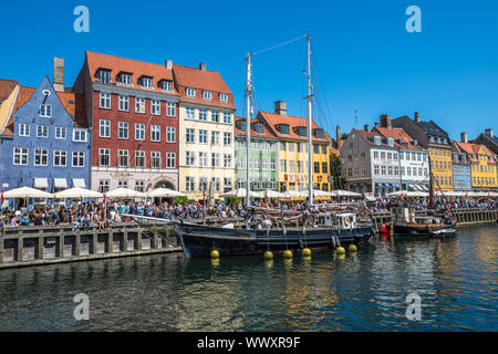Nyhavn-Viertel ist eines der berühmtesten Wahrzeichen in Kopenhagen, Dänemark Stockfoto