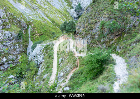 Wanderweg durch den Canal del Texu in den Bergen des Picos de Europa Stockfoto
