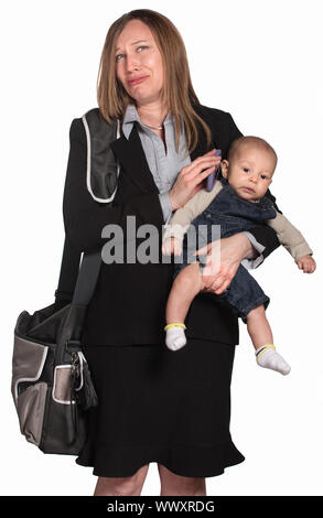 Weibliche Führungskraft mit Baby weinend über weißem Hintergrund Stockfoto