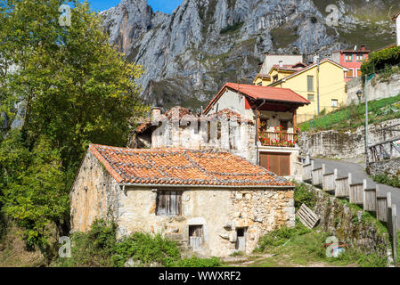 Der Weiler Tielve in Asturien in den Bergen Los Picos de Europa Stockfoto